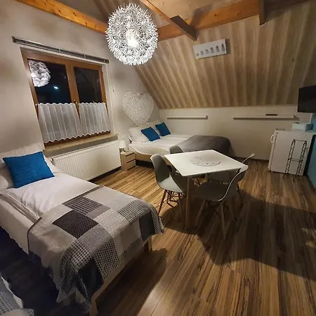 ホームステイ Goscinne Kacper Blisko Gondoli-sauna-jacuzzi-grill-klimatyzacja シュチルク